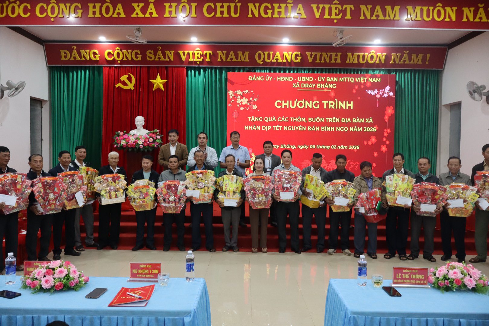 XÃ DRAY BHĂNG TRAO TẶNG GẦN 500 PHẦN QUÀ TẾT CHO HỘ NGHÈO HỘ CẬN NGHÈO TRÊN ĐỊA BÀN XÃ